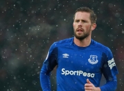 熊猫直播官网-钢铁防线与黄金左路，巴斯托尼压力下的蜕变与里昂对摩纳哥的战术击溃