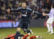 熊猫体育中国App-西决生死战之夜，锡安连续得分拉开差距，铸就传奇时刻